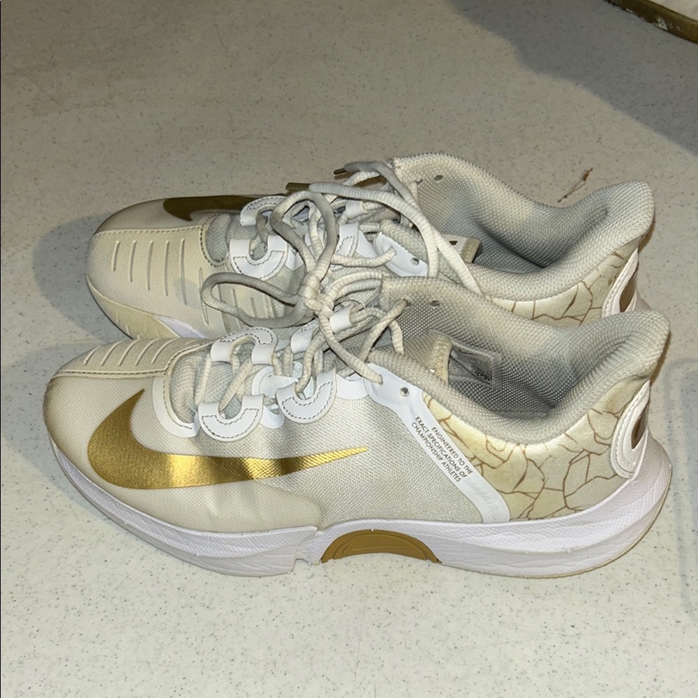 NIKE ZOOMWhite and Gold Athletic Shoes size 9.5